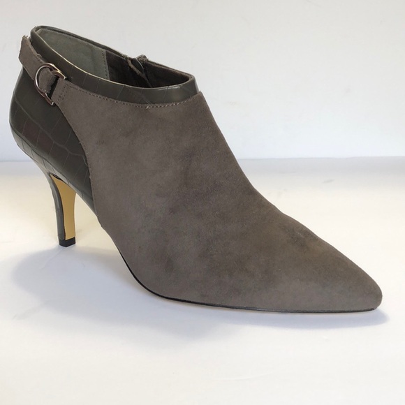 Bella Vita Esther Gray Pointed Toe Side Zip Top Suede Ankle Boots size 10W - Picture 2 of 14